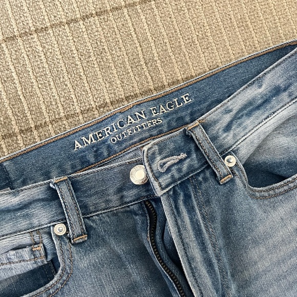 American eagle high waisted mom jean with holes at the knees - Picture 2 of 7